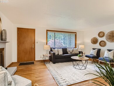 Living Room/Entrance