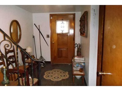 Entry/Foyer.