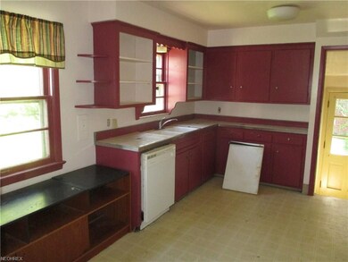 3471 Shannon Rd, Cleveland, OH 44118 - photo 2