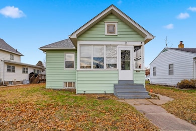 1036 Columbia St, Waterloo, IA 50703 - photo 2