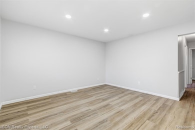 14731 Stephens Dr, Eastpointe, MI 48021 - photo 4