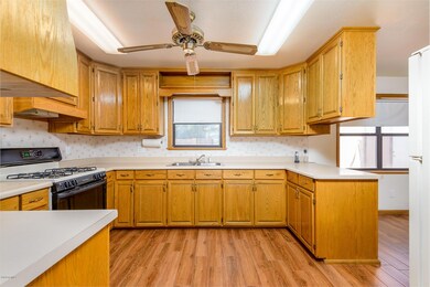 Gorgeous and Super Functional Kitchen