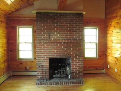 This room is so cozy! Can't you...