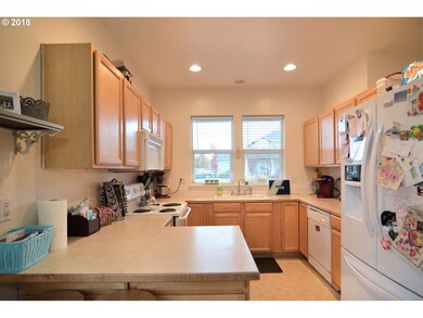 911 N 1st St, Creswell, OR 97426 - photo 7