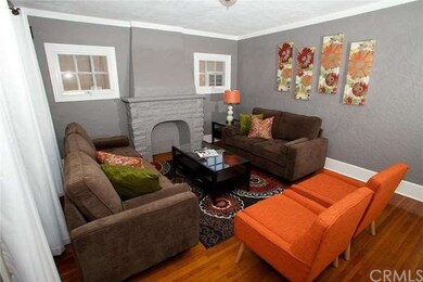 Living room can accommodate plenty of guests! Pret