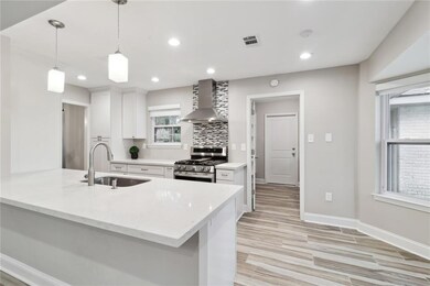 Gas range with griddle, appliances like new!