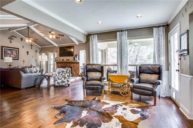 OPEN LIVING SPACE~VAULTED & BEAM CEILING~SITTING A