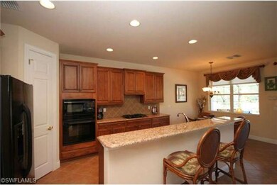Gourmet kitchen, breakfast bar and breakfast eatin