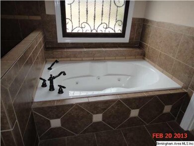 Come home to relax after work in this JACUZZI TUB!