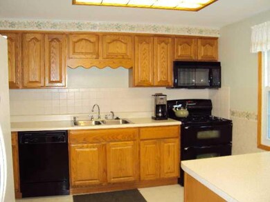 Kitchen Plenty of cabinets and counter space