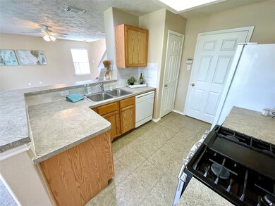 1404 Barras St, Alvin, TX 77511 - photo 4