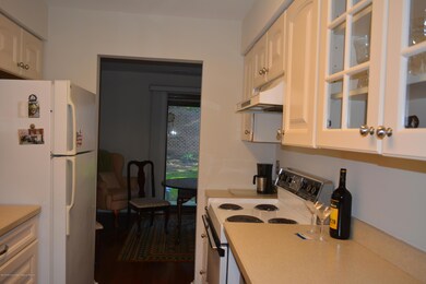 Kitchen w. Breakfast Bar