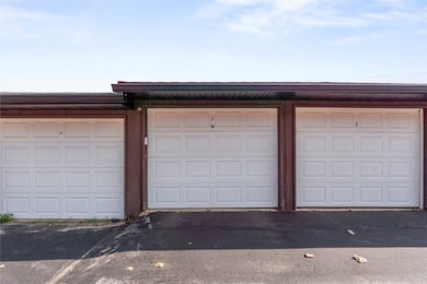 869 Kerry Ln SE unit 46, Cedar Rapids, IA 52403 - photo 2