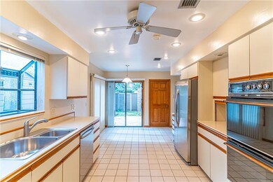 Extra large kitchen, double ovens, range top, micr