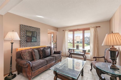 2542 E Leach Ave, Des Moines, IA 50320 - photo 3