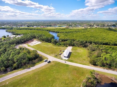 Lot with access to Creek behind for kayaking and f