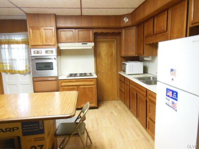 13.5 x 13.25 kitchen with real wood cabinets, gas 