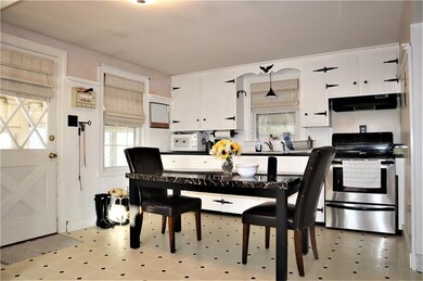 Eat-In Kitchen
