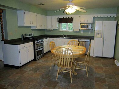 Kitchen. Gorgeous, eat-in kitchen - appliance pack