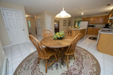 7 Hyde Park Cir, Londonderry, NH 03053 - photo 4