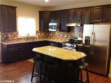 Kitchen - Elegant kitchen with GRANITE, island, st
