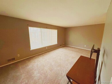 587 E Fox Hills Dr, Bloomfield Hills, MI 48304 - photo 3