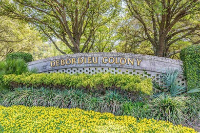 Community / neighborhood sign featuring view of wooded area