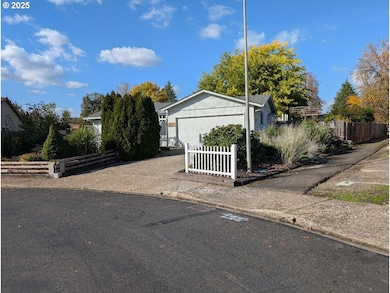 311 SW Jasmine Ct, McMinnville, OR 97128 - photo 2