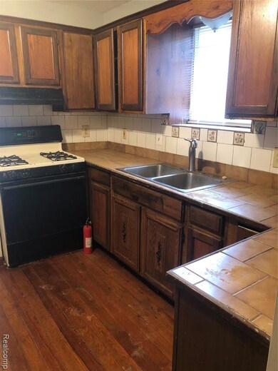 8304 Arlis St, Commerce Township, MI 48382 - photo 7