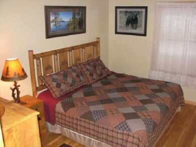 Master suite w/king size bed, WIC, & laundry chute