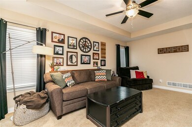 917 F Ave NW, Cedar Rapids, IA 52405 - photo 2