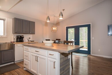 Kitchen bar into the dining