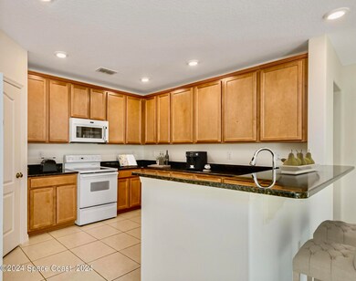 Kitchen w/breakfast bar