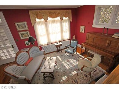 Living Room - Beautiful lattes windows, High ceilings and hardwood floors