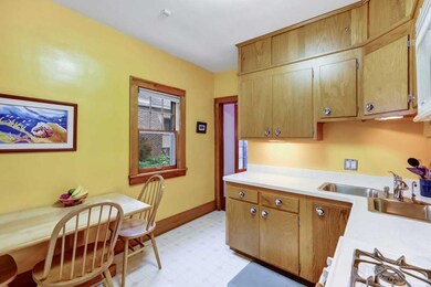 Very easy to maneuver in this smart kitchen.