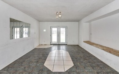 1424 E Broadmor Dr-large-003-010-Living