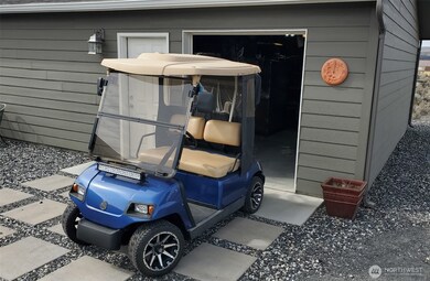 2005 immaculate Yamaha Golf Cart   included in Purchase