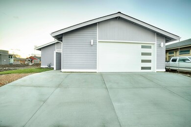 708 NW Rimrock Dr, Redmond, OR 97756 - photo 5