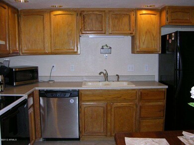 2811 E Osborn 010