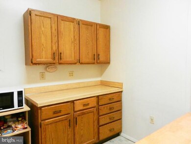 18609 Walkers Choice Rd unit 2, Montgomery Village, MD 20886 - photo 2