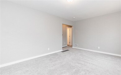 1253 E 33rd Ct, Des Moines, IA 50317 - photo 4