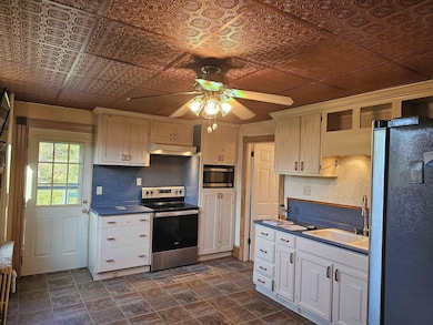 39 Winter St, Tilton, NH 03276 - photo 2