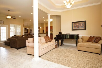 Formal dining/flex space