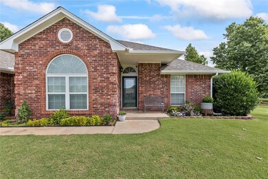 View of front facade featuring a front lawn