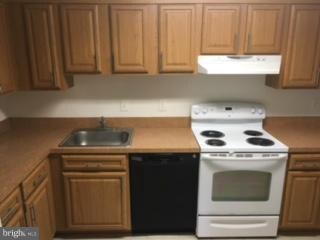 5642 Oak Tanager Ct, Burke, VA 22015 - photo 2