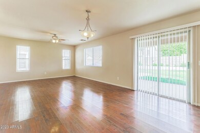 004-photo-dining-room-13114542