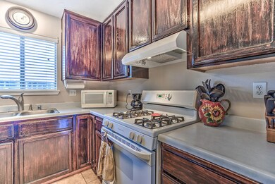 6898HemlockStreet_008