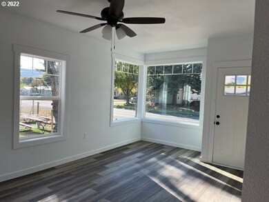 Living Room/Entrance