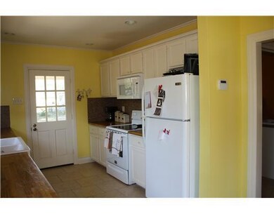 Kitchen. KITCHEN FEATURES MOSAIC TILE BACKSPLASH, 