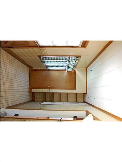 Entry/Foyer.
